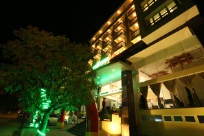 Front of property – evening/night - Tien Sa Hotel (Da Nang)