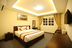 华丽双人房 | 高档床上用品、迷你吧、办公桌、遮光窗 帘