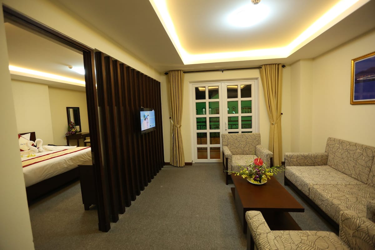 Suite | Living area | 32-inch LED TV with cable channels, TV