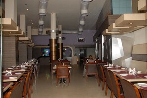 2 restaurants, vegetarian cuisine