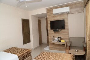 Minibar, desk, WiFi, wheelchair access - Hotel Shree Venkateshwara (Hyderabad)
