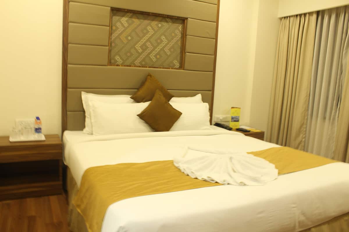 Suite | Minibar, desk, WiFi, wheelchair access