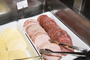 朝食 (ビュッフェ)、毎日提供 (無料)