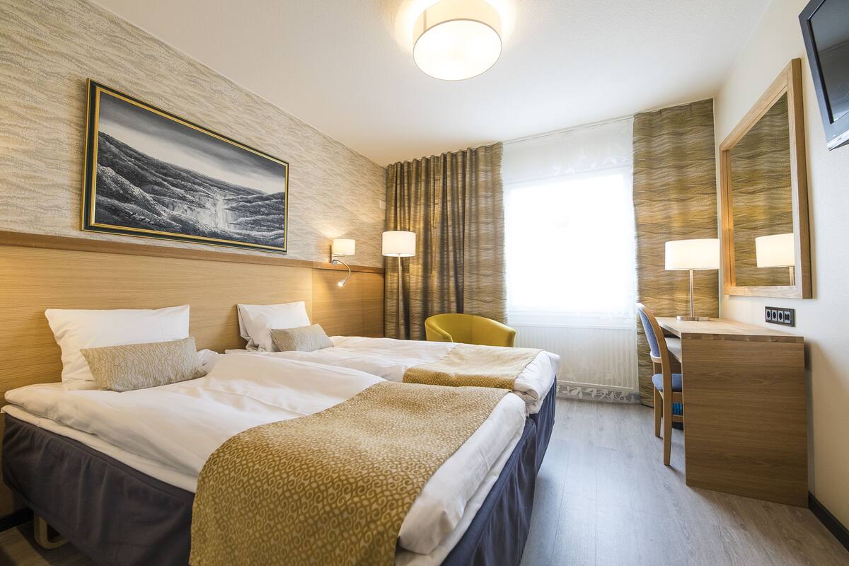 Minibar, safe på rommet, skrivebord og blendingsgardiner