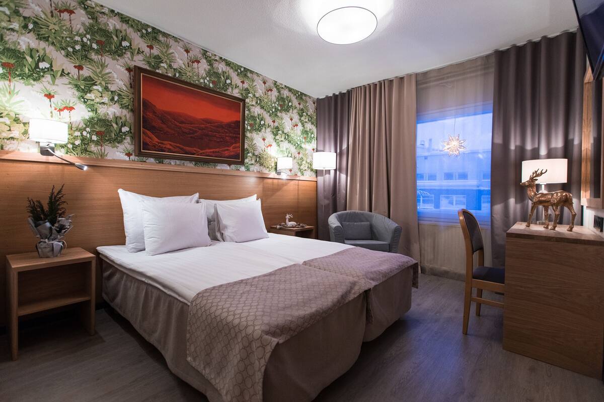 Tomannsrom | Minibar, safe på rommet, skrivebord og blendingsgardiner