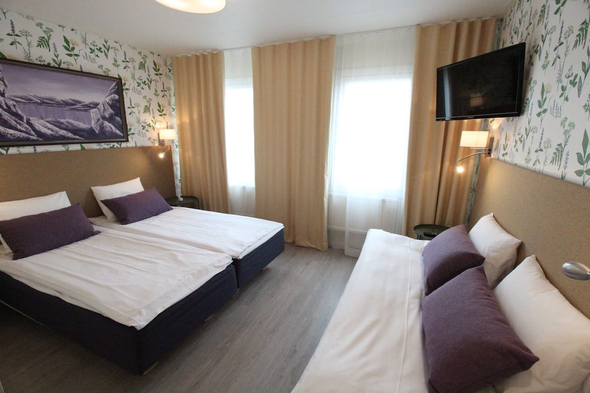 Triple Room | Minibar, in-room safe, desk, blackout drapes