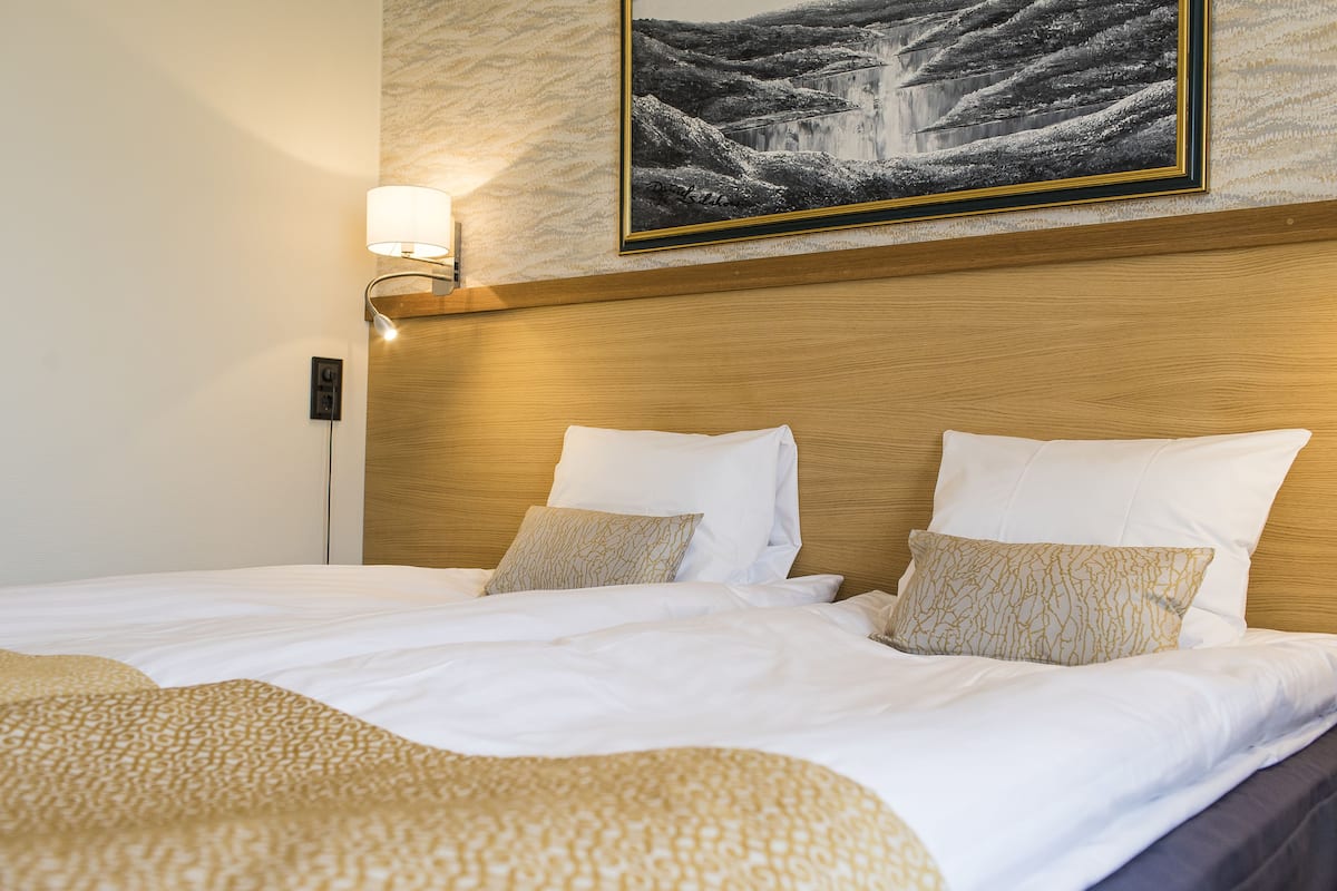 Single Room | Minibar, in-room safe, desk, blackout drapes