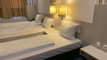 Dreibettzimmer | Schreibtisch, Verdunkelungsvorhänge, kostenloses WLAN