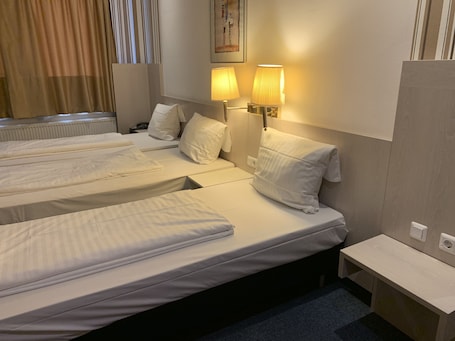 Triple Room | Desk, blackout drapes, free WiFi. Hotel New Fair Munich Messe