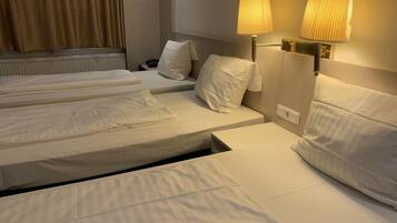 Quarto triplo | Escrivaninha, cortinas blackout, Wi-Fi de cortesia