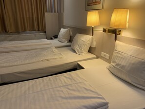 Triple Room | Desk, blackout drapes, free WiFi - Hotel New Fair Munich Messe (Munich)