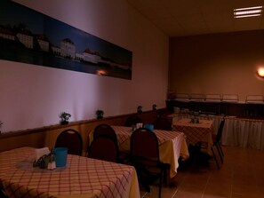 Desayuno con opciones de la cocina local diario (EUR 18.80 por persona)