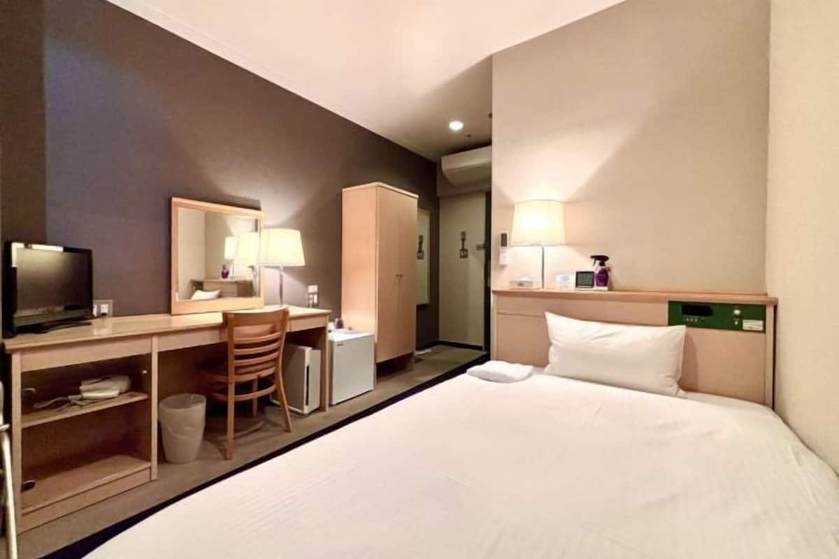 Tabla de planchar con plancha, wifi gratis y ropa de cama