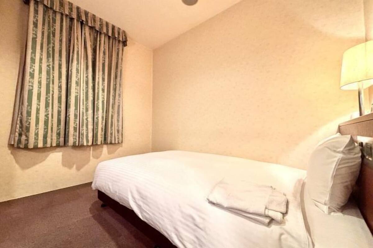 Silitysrauta/-lauta, ilmainen Wi-Fi, vuodevaatteet