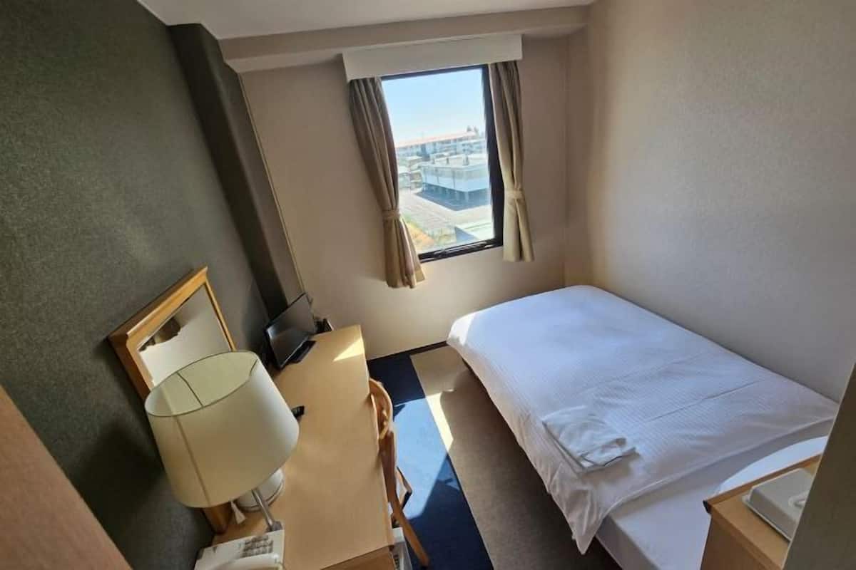 Een strijkplank/strijkijzer, gratis wifi, beddengoed