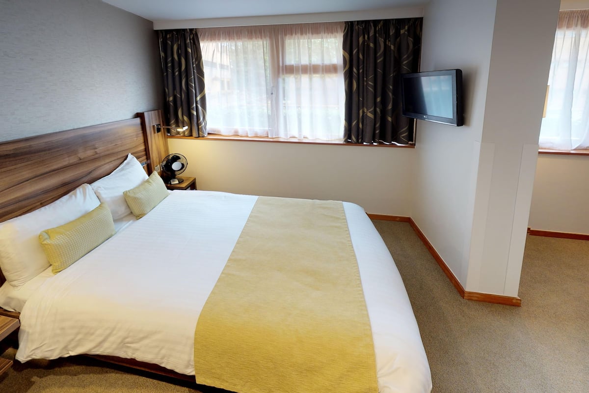 Executive Double Room, 1 Double Bed | 1 bedroom, desk, laptop workspace, soundproofing