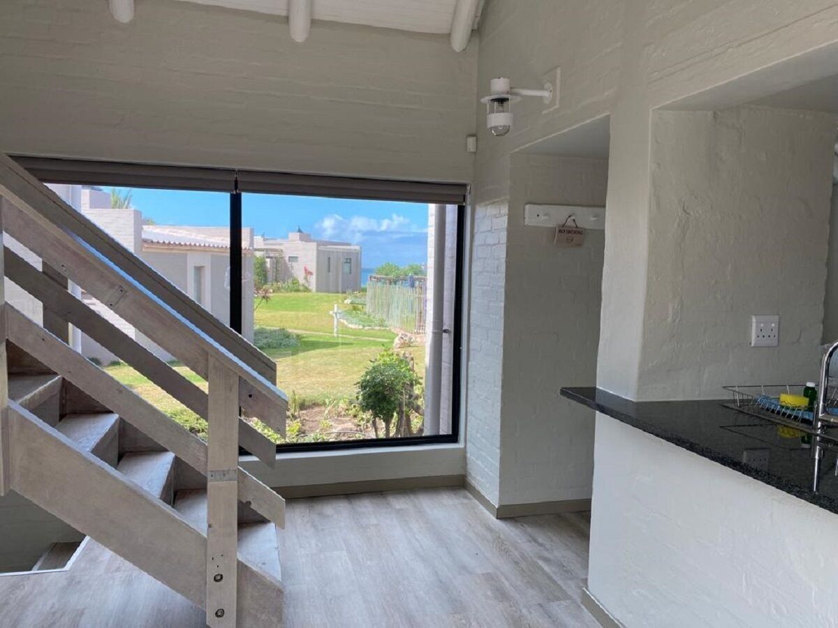 elite cottage | living area | 32-inch flat-screen tv with satellite channels, tv