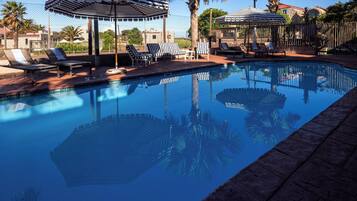 2 piscines extérieures, parasols de plage, chaises longues