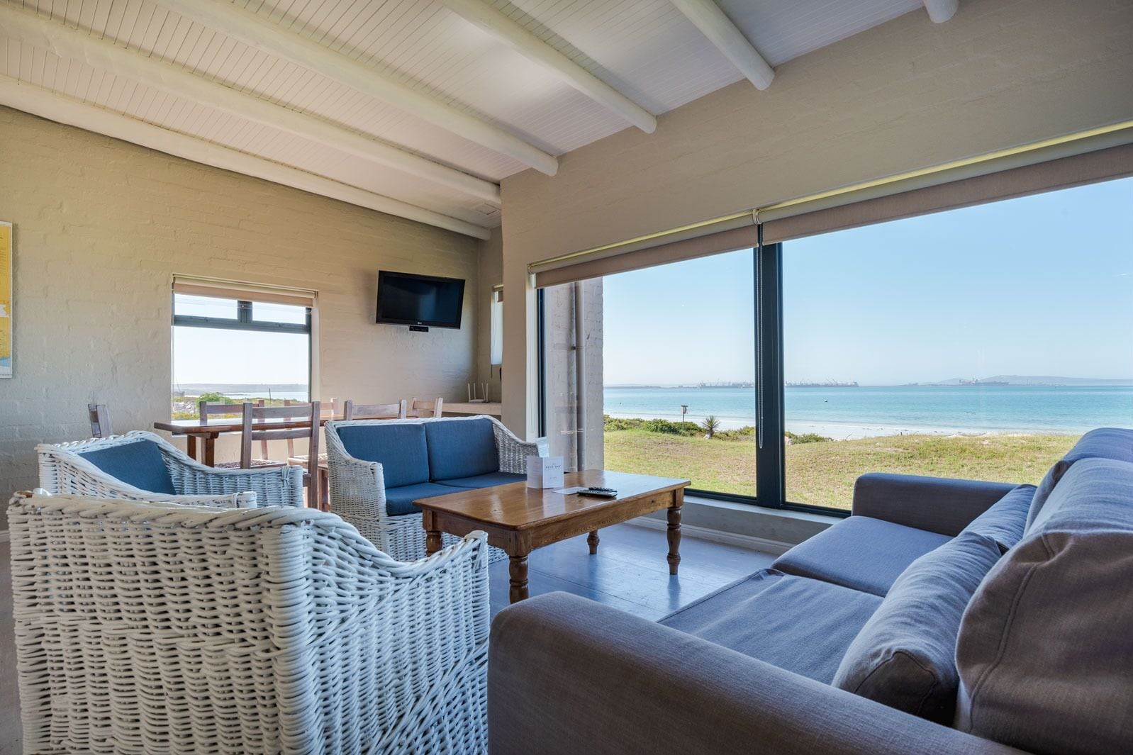 시그니처 코티지 | 거실 공간 | 위성 채널 시청이 가능한 32인치 평면 TV, TV