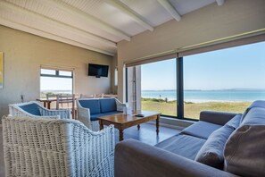 特色村舍 | 起居区 | 32-英寸纯平电视 （配备卫星频道）、电视