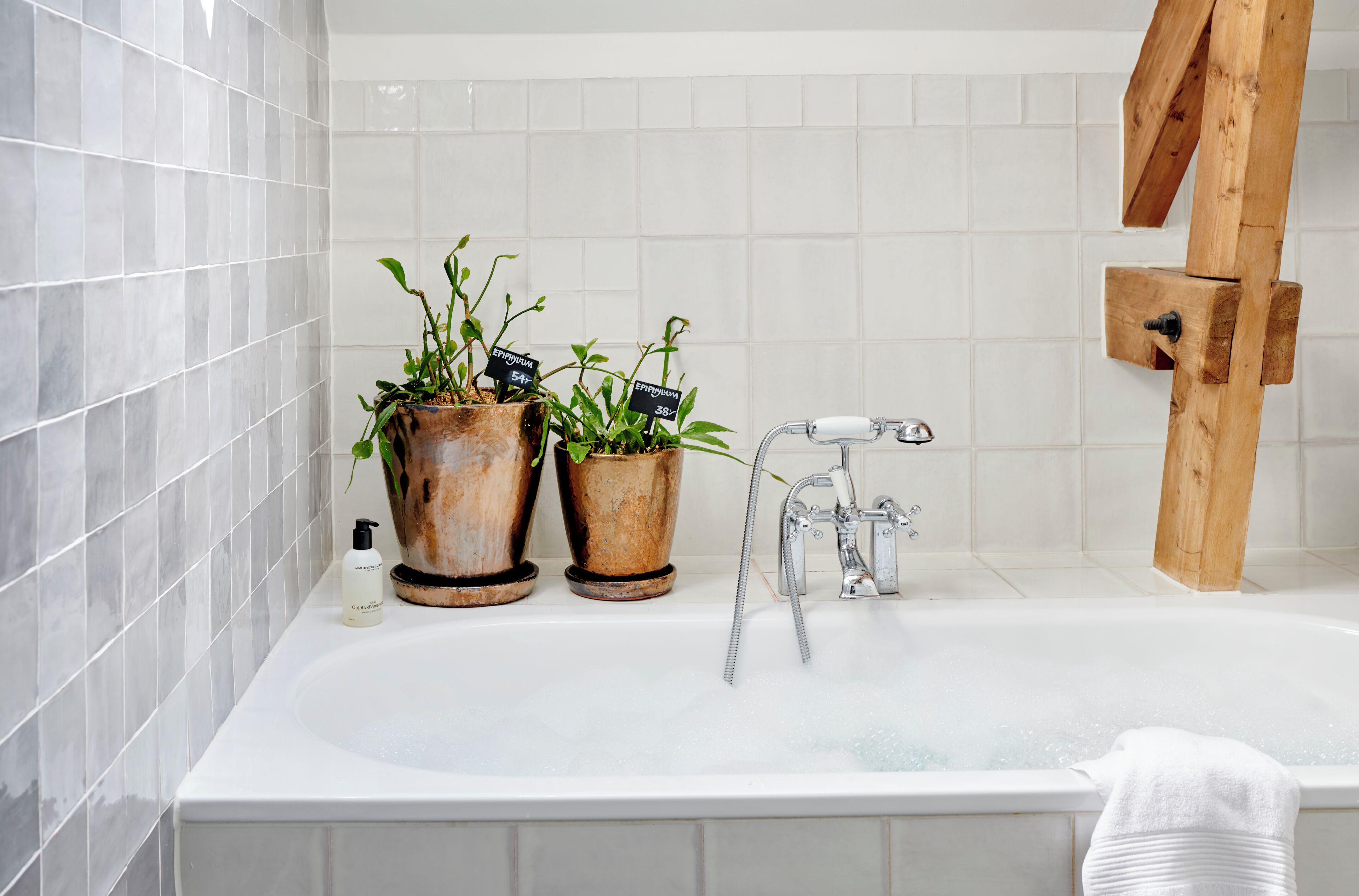 deluxe double room, bathtub (dispatcher) | bathroom | shower, free toiletries, hair dryer, towels