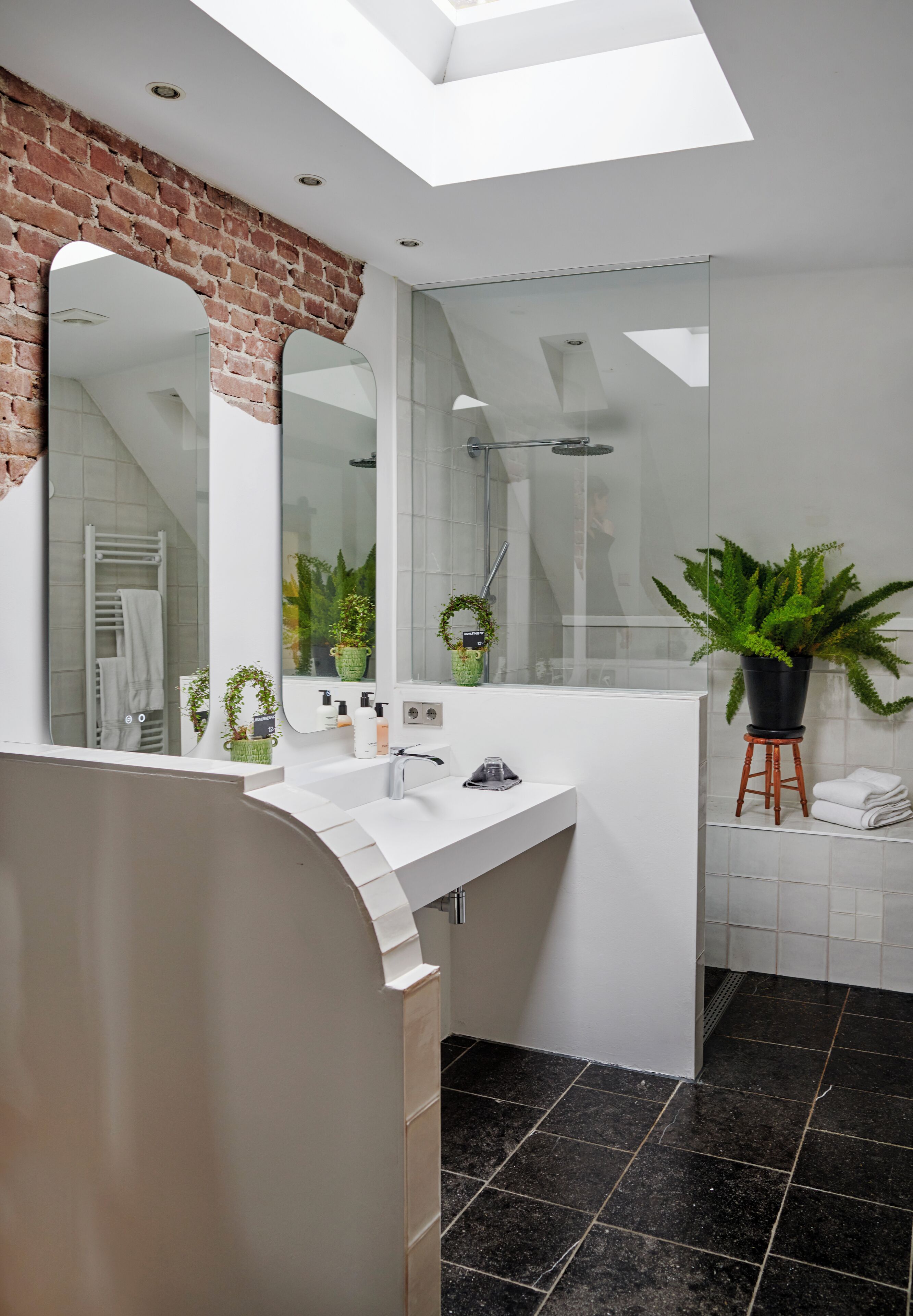 deluxe double room (president) | bathroom | shower, free toiletries, hair dryer, towels