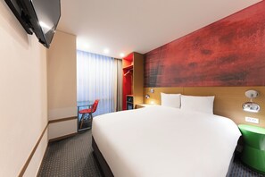 Quarto standard, 1 cama de casal | Cofres nos quartos, escrivaninha, espaço de trabalho para notebook