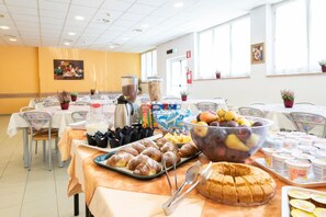 Free daily buffet breakfast  - Opera Don Calabria Casa per Ferie (Rome)