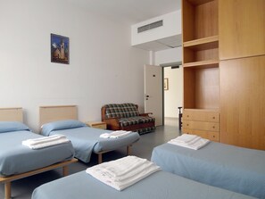 Desk, free cribs/infant beds, free WiFi, bed sheets - Opera Don Calabria Casa per Ferie (Rome)