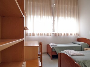 Bureau, lit de bébé (gratuit), accÚs au Wi-Fi (inclus), literie fournie
