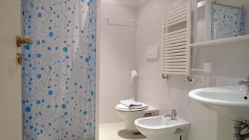 Badewanne und Dusche (separat), kostenlose Toilettenartikel, Bidet