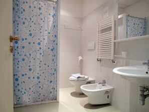 Separate tub and shower, free toiletries, bidet, towels - Opera Don Calabria Casa per Ferie (Rome)