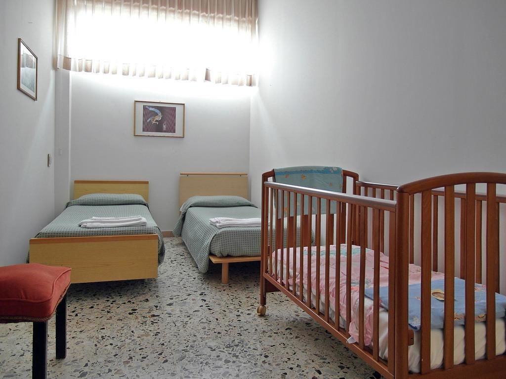 Triple Room | Desk, free cribs/infant beds, free WiFi, bed sheets