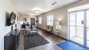 Lobby lounge - Relax Inn and Suites (Mattoon)