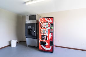 Vending machine - Relax Inn and Suites (Mattoon)