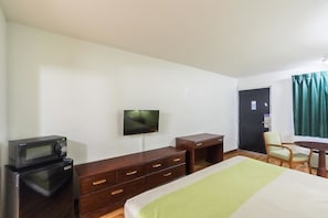 Laptop workspace, blackout drapes, iron/ironing board, free WiFi - Relax Inn and Suites (Mattoon)
