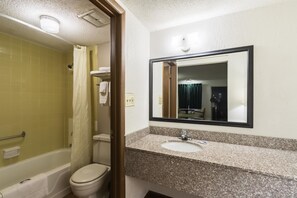 Shower, towels - Relax Inn and Suites (Mattoon)