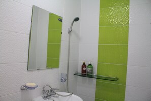Single Room | Bathroom | Shower, free toiletries, hair dryer, slippers - Mk Liberty House (Seoul)