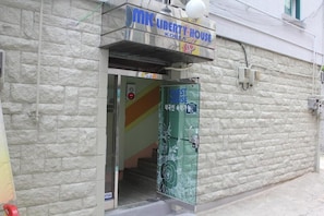 المنشأة من الخارج