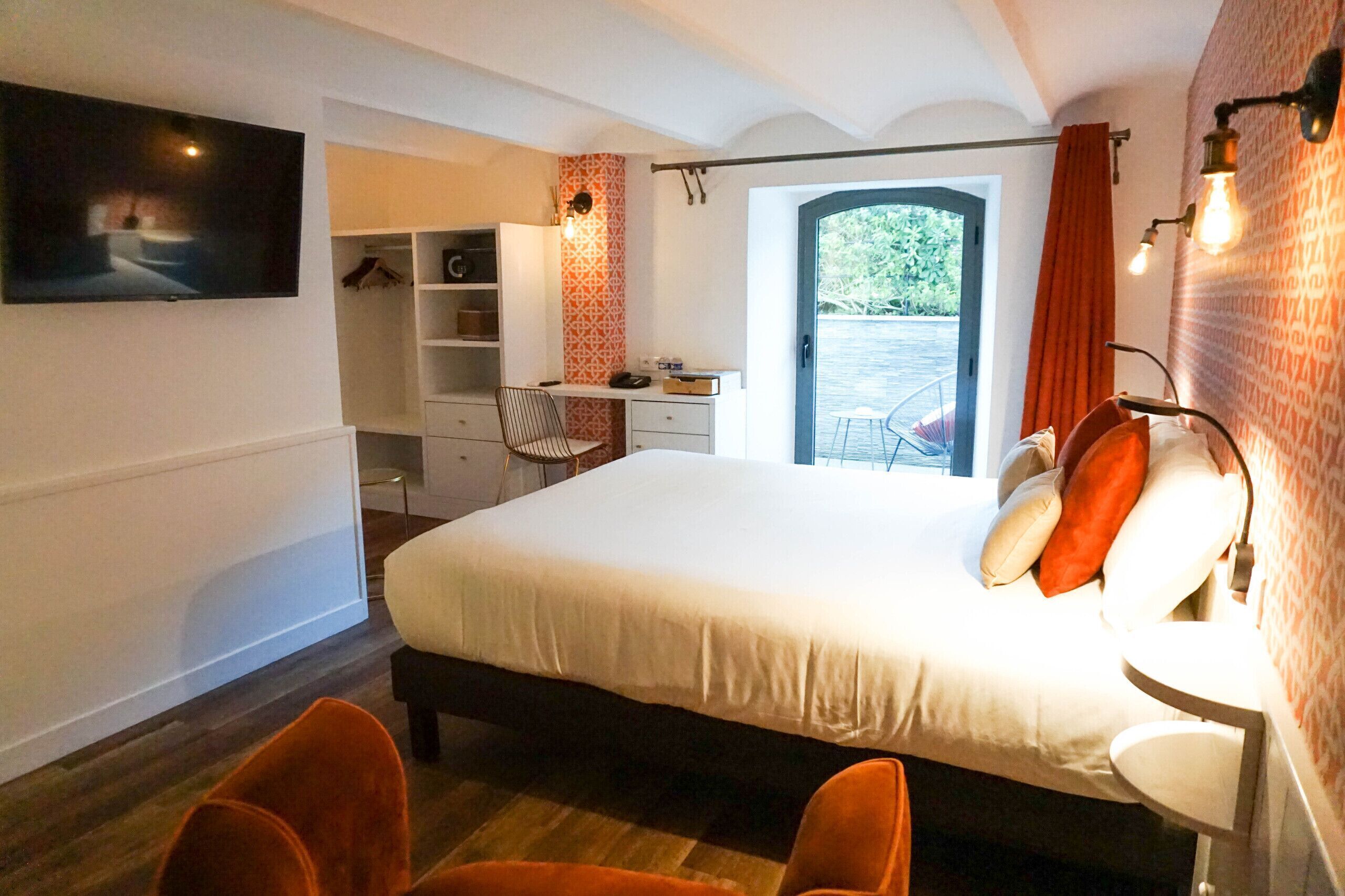 Premium bedding, in-room safe, individually decorated