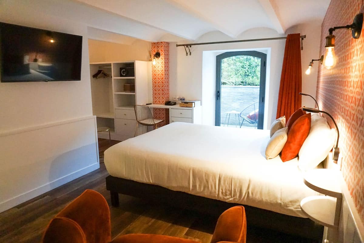 Premium bedding, in-room safe, individually decorated