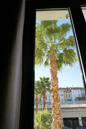 Superior Double Room, Ensuite (Supérieure) | Premium bedding, in-room safe, individually decorated - Hôtel Pruly (Cannes)