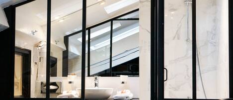 Habitación doble Deluxe, baño en la habitación (Deluxe Mansardée ) | Baño | Amenidades de baño de diseñador, secadora de cabello, toallas, jabón