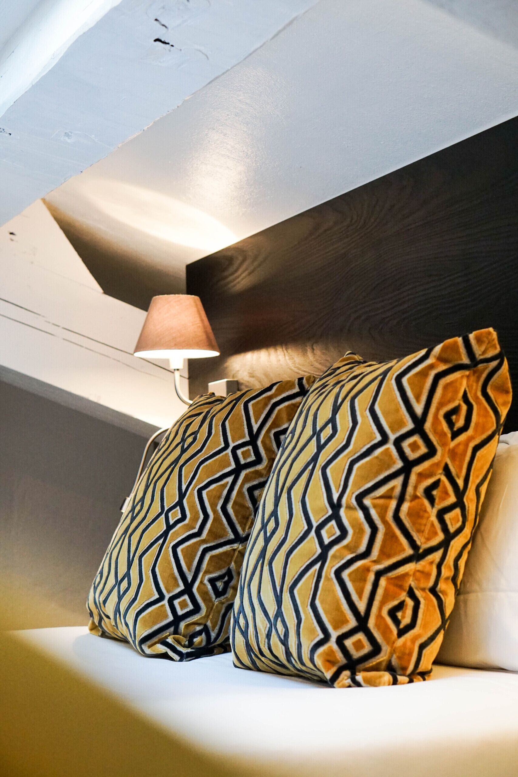 Deluxe tweepersoonskamer, en-suite badkamer (Deluxe Mansardée ) | Luxe beddengoed, een kluis op de kamer, individueel gedecoreerd