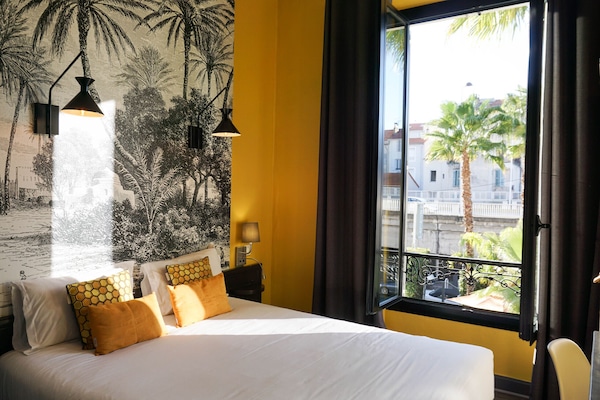 Superior tweepersoonskamer, en-suite badkamer (Supérieure) | Luxe beddengoed, een kluis op de kamer, individueel gedecoreerd