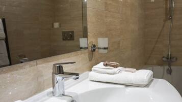 Deluxe-dobbeltværelse - eget badeværelse | Badeværelse | Designertoiletartikler, hårtørrer, håndklæder, Sæbe