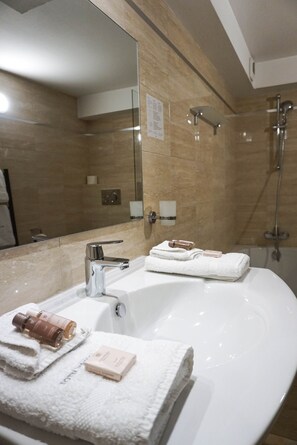 Habitació doble Deluxe, amb bany privat | Bany | Articles de tocador de disseny, assecador de cabells, tovalloles i sabó