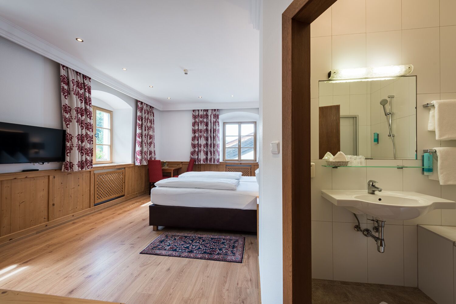 family room, 2 bedrooms, non smoking, connecting rooms | hypo-allergenic bedding, in-room safe, desk, laptop workspace