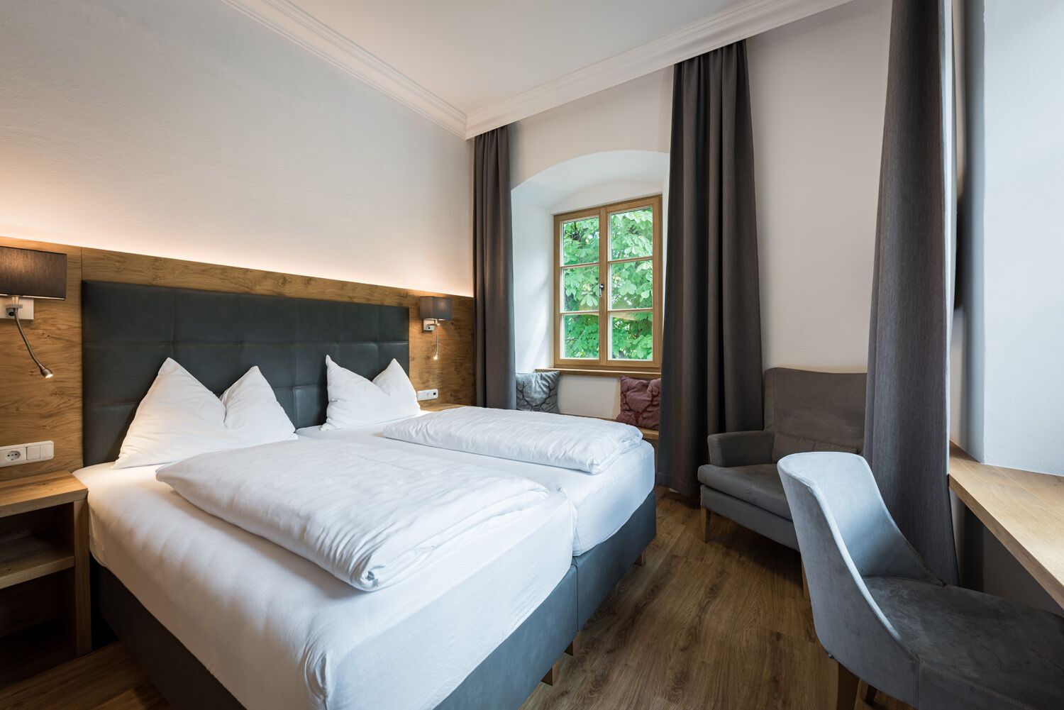 comfort double room, 1 king bed, non smoking, refrigerator | hypo-allergenic bedding, in-room safe, desk, laptop workspace