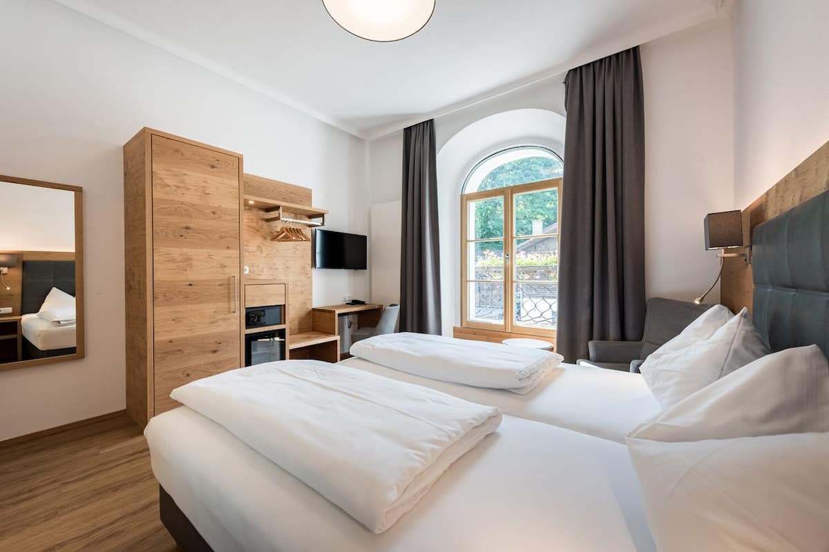 comfort double room, 1 king bed, non smoking, refrigerator | hypo-allergenic bedding, in-room safe, desk, laptop workspace